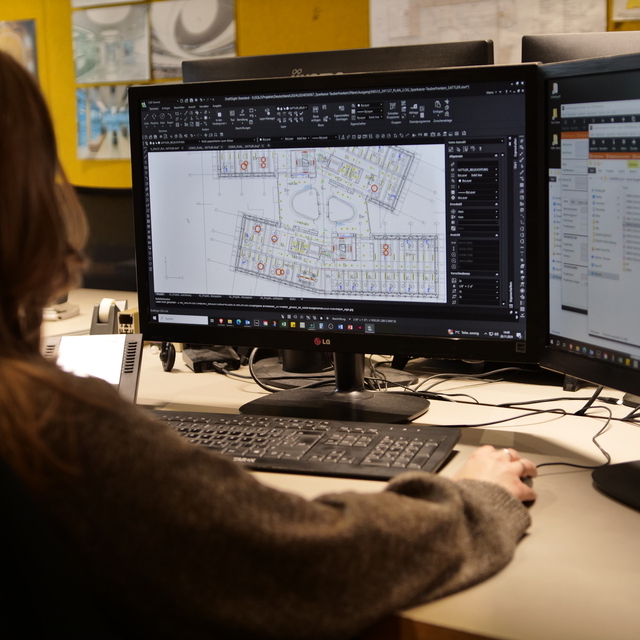SATTLER colleague working with DIALux lighting design software on floor plan
