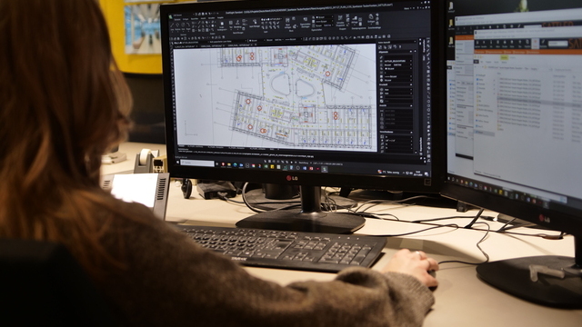 SATTLER Kollegin arbeitet mit DIALux-Lichtplanungssoftware am Grundriss